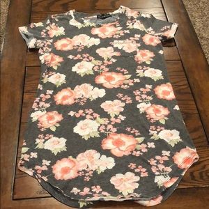 🐰 5/$20 🐰 Gray Floral tunic